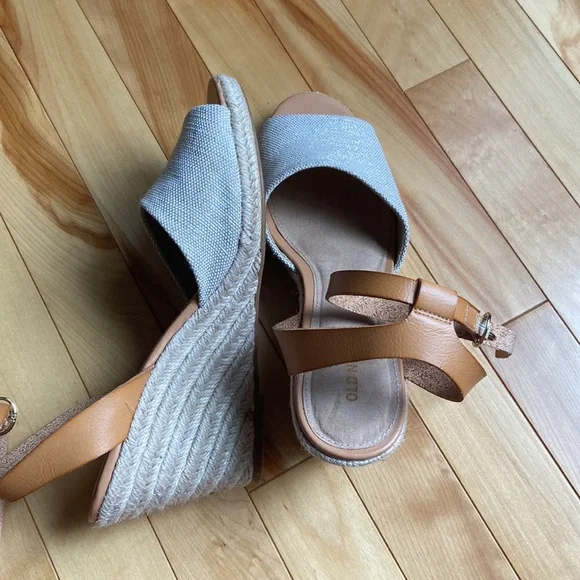 Brand new pair of Old Navy wedged heels - Picture 4 of 5